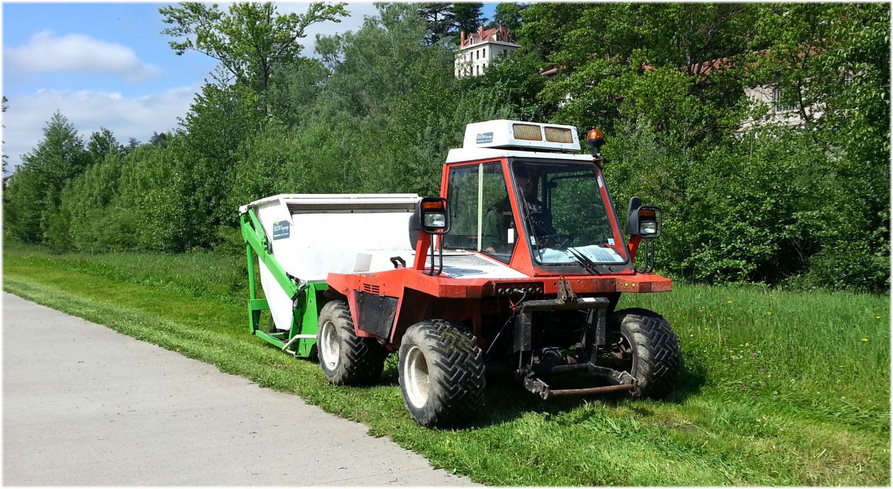 Tonte avec matériel au bord d'une route