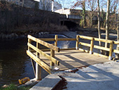 Terrasse en bois au bord d'une rivière au Puy-en-Velay