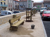 Bancs en bois à Brives-Charensac